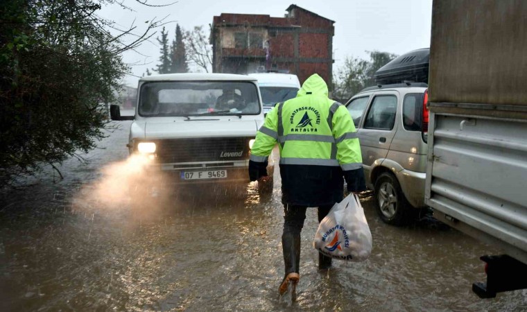 Muratpaşada aşevinden sel ve su baskını mağdurlarına sıcak yemek desteği