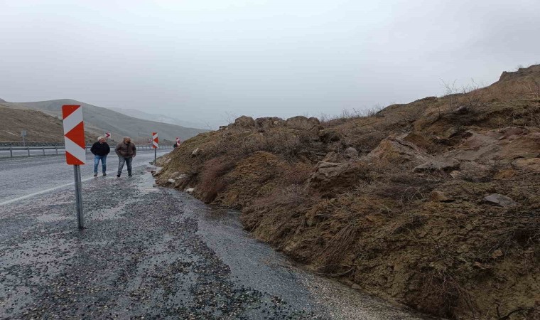 Muş-Erzurum karayolunda heyelan meydana geldi