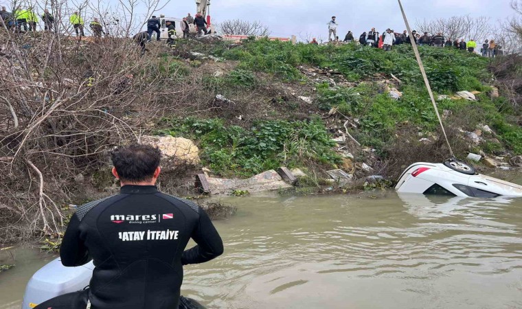 Nehire düşen araçtaki şahsın cesedi 5 buçuk saatlik çalışmayla çıkarıldı