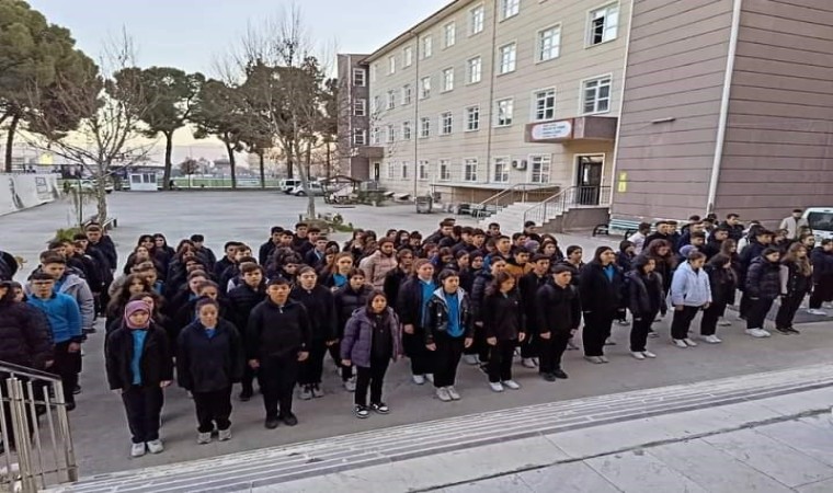 Öğrenciler depremde hayatını kaybedenler için saygı duruşunda bulundu