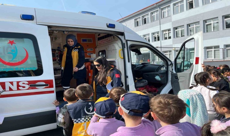 Öğrencilere ambulans tanıtıldı