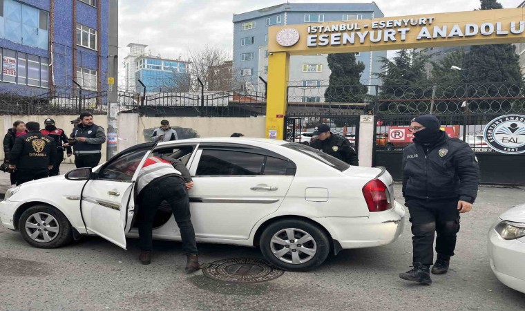 Okulların açılmasıyla birlikte Esenyurtta polis ekipleri okul önlerinde denetim gerçekleştirdi