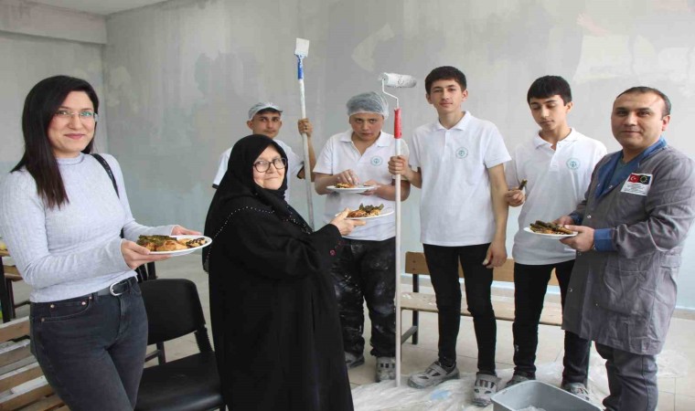 Okulu boyamaya gelen öğrencileri şehit evladının en sevdiği yemekle karşıladı