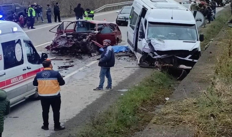 Orduda otomobil ile minibüs çarpıştı: 2 ölü, 1 yaralı