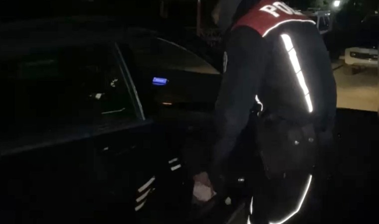 Osmaniyede polisin durdurduğu otomobilden uyuşturucu madde çıktı