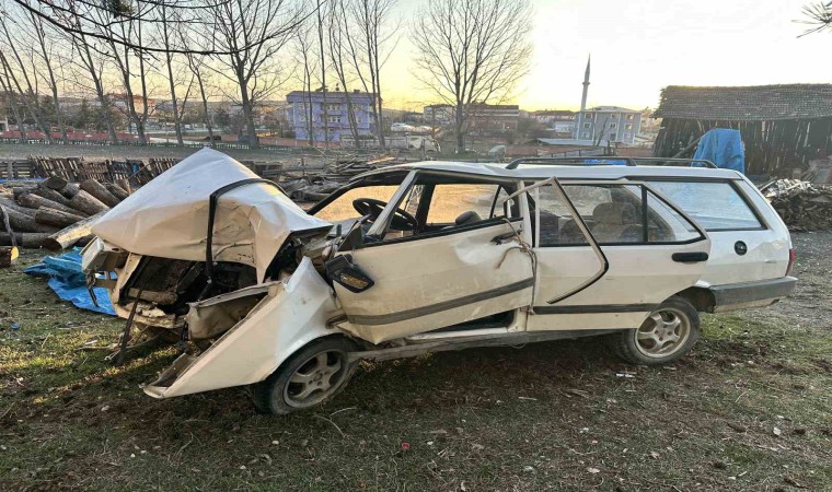 Otomobil elektrik direğine çarptı: Sürücü öldü, 4 günlük bebek ve annesi yaşam mücadelesi veriyor