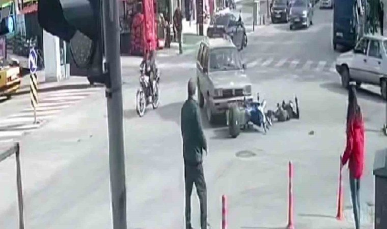 Otomobil ile motosikletin çarpışma anı kamerada