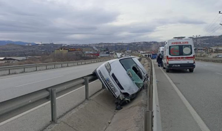 Otomobil refüjdeki su kanalına girdi: 2 yaralı