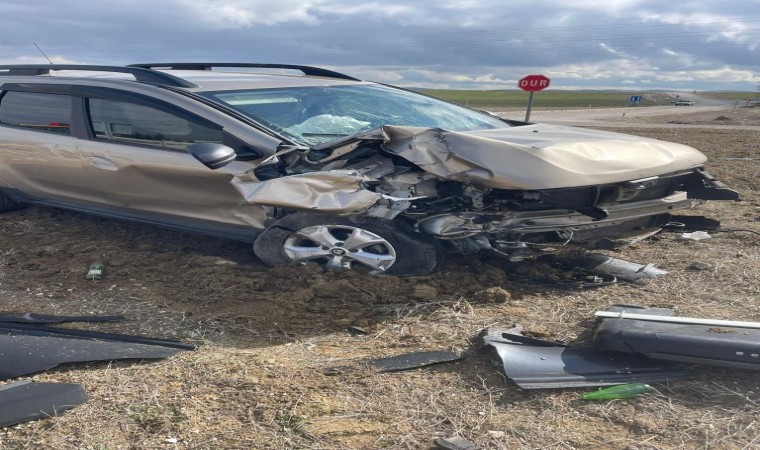 Otomobilin çarptığı traktör ikiye ayrıldı