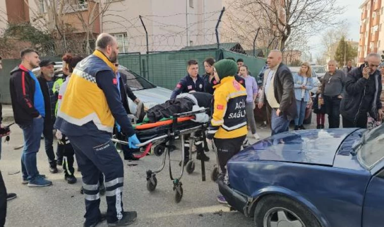 Otomobille çarpışan motosikletteki 2 kişi yaralandı; sürücü arkadaşını bırakıp kaçtı