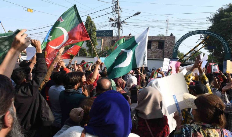 Pakistanda Imran Khan destekçileri seçimlerde hile yapıldığı iddiasıyla protesto gösterisi düzenledi