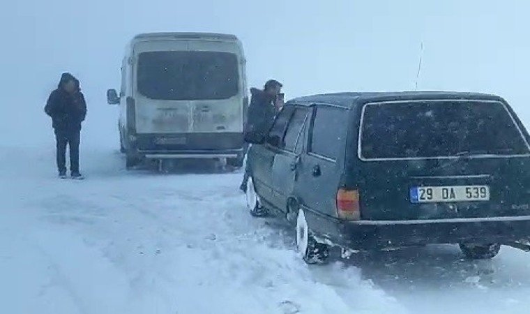 Palandöken geçidinde mahsur kaldılar