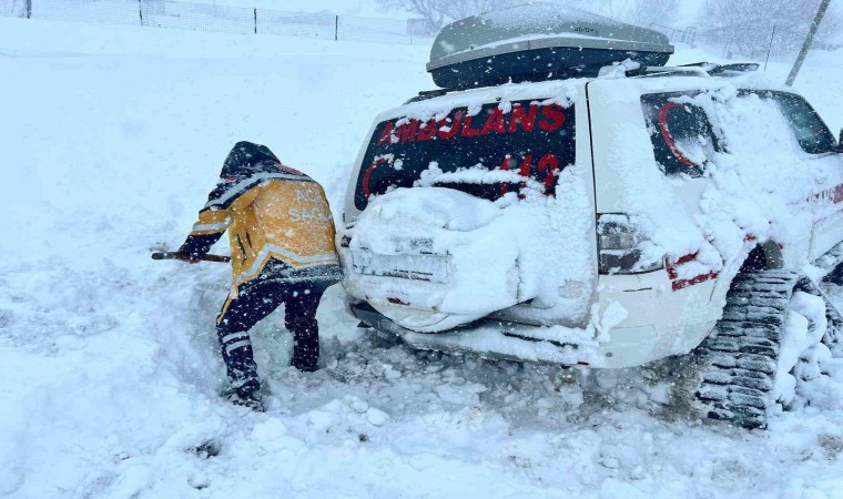 Paletli ambulans mahsur kaldı traktörle çektiler