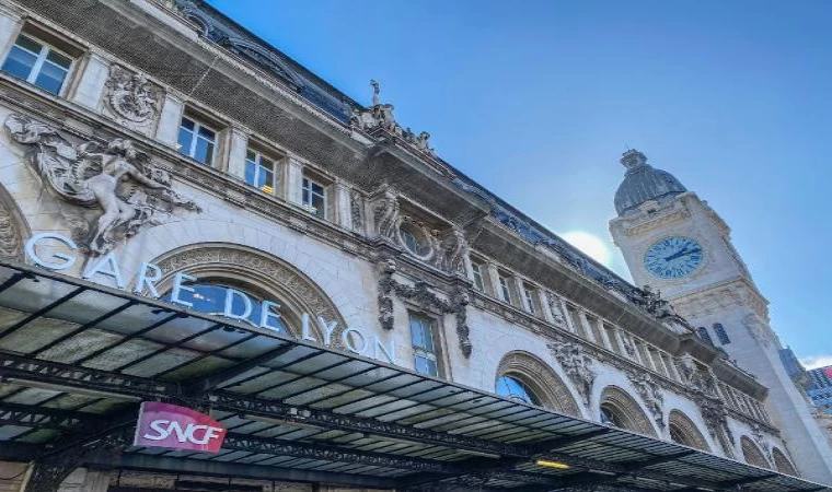 Paris’te tren garında bıçaklı saldırı: 3 yaralı