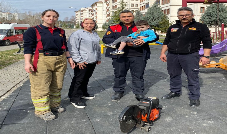 Parkta cimnastik aletlerine sıkışan çocuğu itfaiye kurtardı