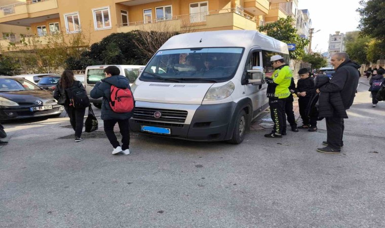 Polis ekiplerinden okul servis araçları ve çevrelerinde denetim