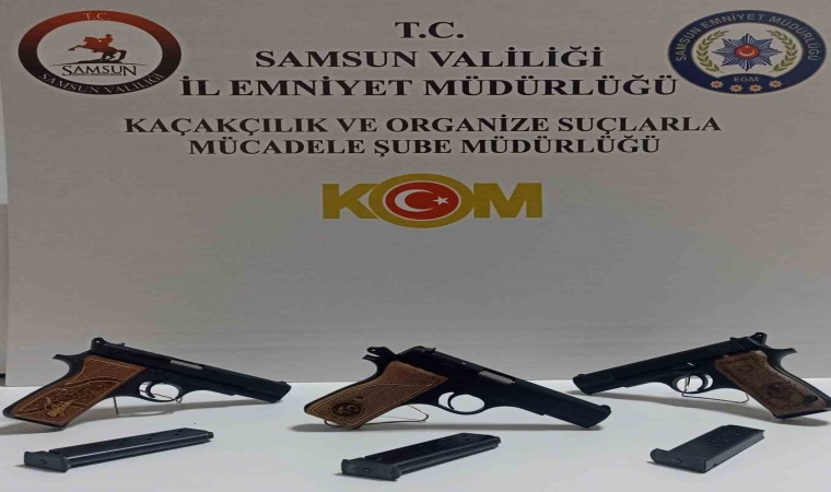 Polis otomobilin kaput kısmına gizlenmiş 3 tabanca ele geçirdi