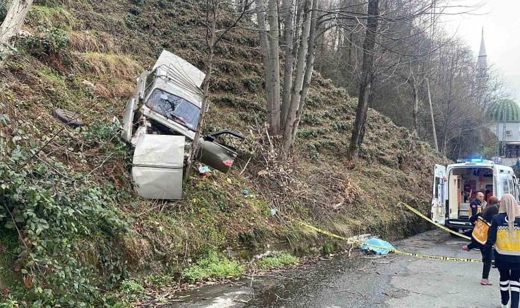 Rizede araç yol kenarındaki ağaca çarptı: Fırlayan sürücü hayatını kaybetti