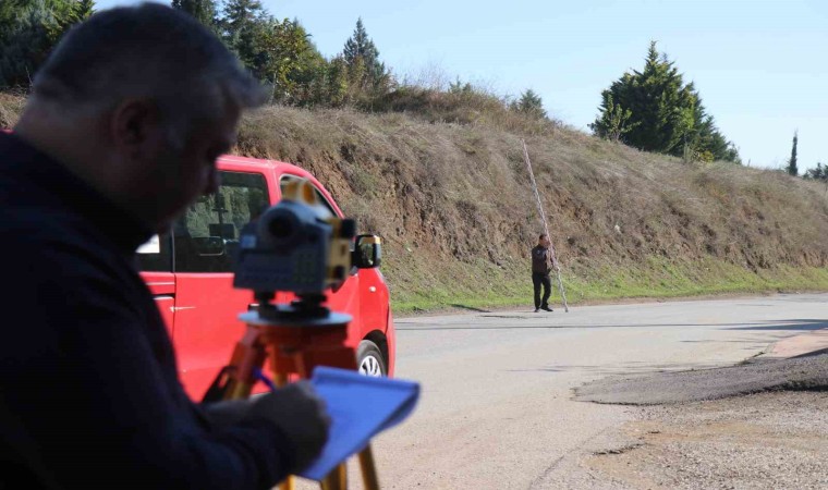 Sakaryadaki gizemli yol: Ayağını frenden çeken yokuş yukarı çıkıyor