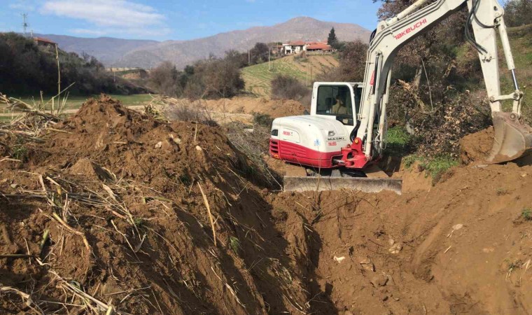 Salihlinin Kırdamları Mahallesinde 1.5 kilometrelik dere temizliği