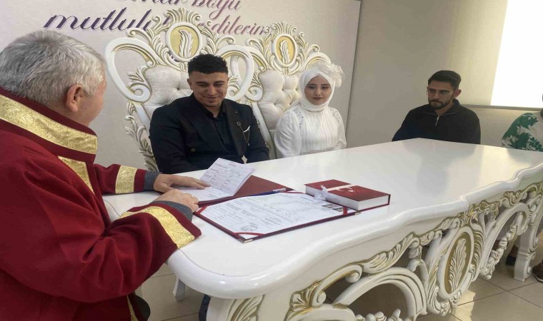 Şans eseri 29 Şubatta nikah masasına oturdular