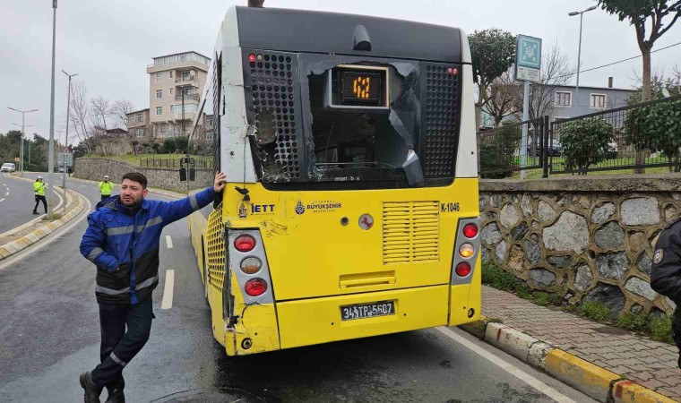 Sarıyerde yolcu almak için yavaşlayan İETT otobüsüne, çöp kamyonu çarptı: 2si ağır 3 yaralı