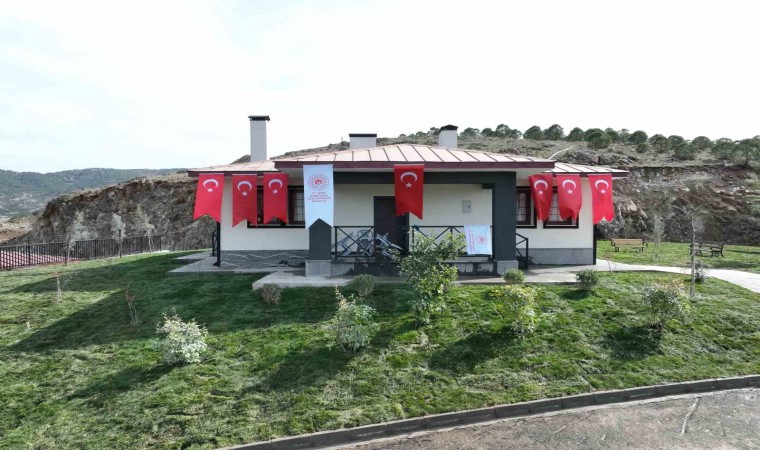 Şehit Özdemirin ailesine evi teslim edildi