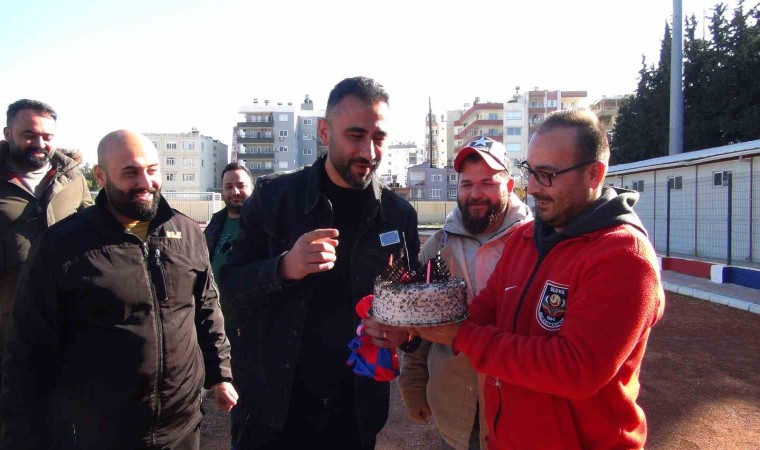 Selçuk Şahine yıllar önce futbola başladığı Silifkede doğum günü sürprizi