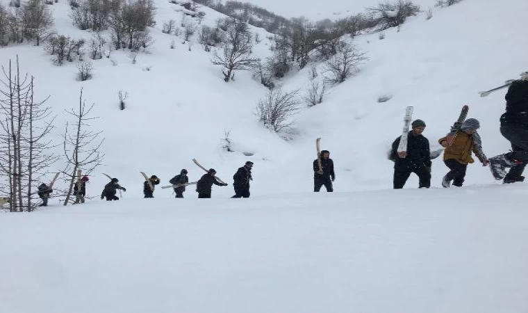 Şemdinlili gençler, kendi yaptıkları tahta kayaklarla kayıyor