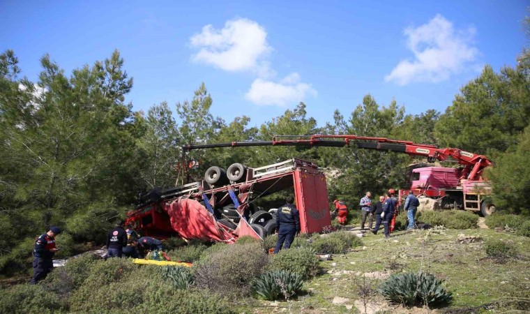 Seydikemerde kamyonda sıkışan sürücü hayatını kaybetti