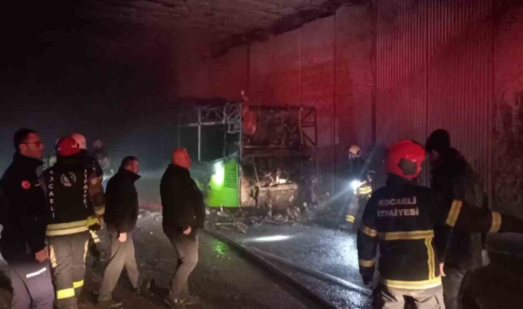 Seyir halinde yanan halk otobüsünden geriye iskeleti kaldı