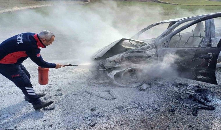 Seyir halindeki otomobil alev alev yandı