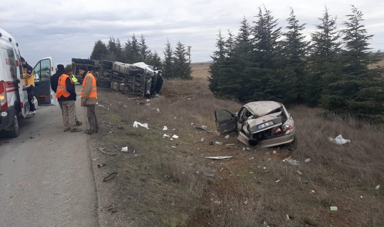 Seyir halindeki otomobile arkadan tır çarptı, 3 kişi yaralandı