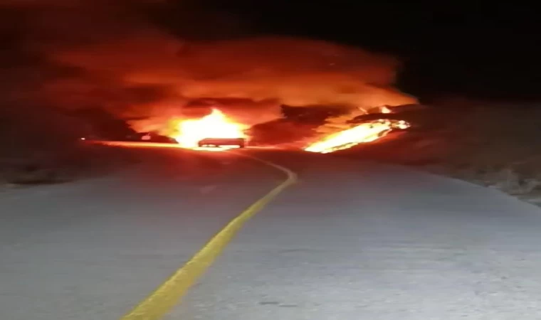 Seyir halindeyken motoru tutuşan otomobil alev alev yandı; o anlar kamerada