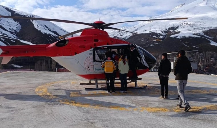 Şırnak ve Bahçesarayda ambulans helikopter bebek hastalar için havalandı