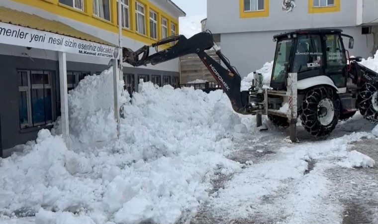 Şırnakta okul bahçeleri kardan temizleniyor