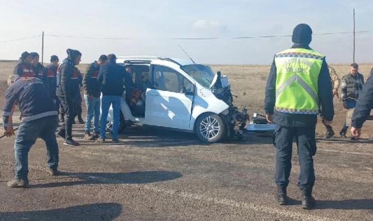 Sivas’ta 2 hafif ticari araç çarpıştı: 1 ölü, 1 yaralı 