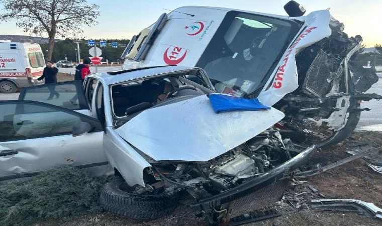 Sivas’ta ambulans ile otomobil çarpıştı: 2’si sağlık personeli 3 yaralı