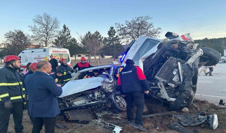 Sivasta ambulans ile otomobil çarpıştı: 3 kişi yaralandı