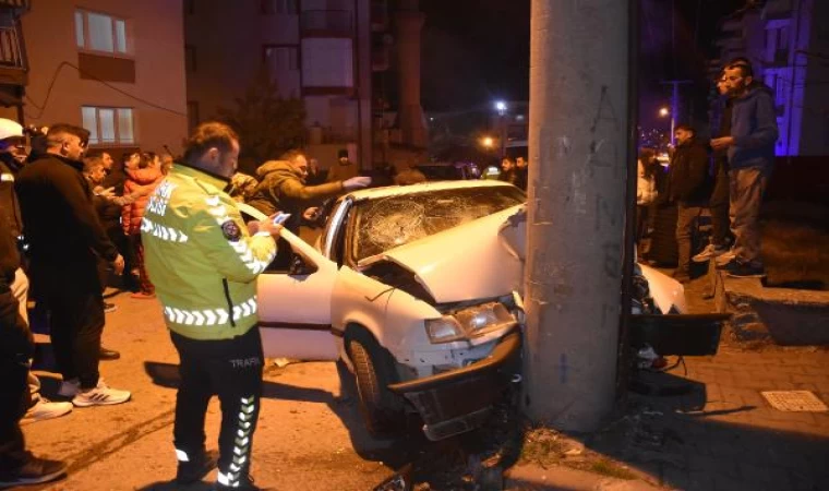 Sivas’ta, beton aydınlatma direğine çarpan otomobildeki 3 kişi yaralandı