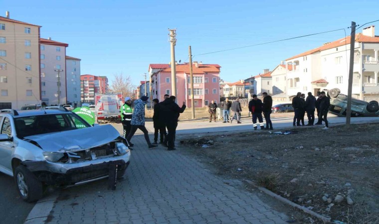 Sivasta hafif ticari araç ile otomobil çarpıştı: 2 yaralı