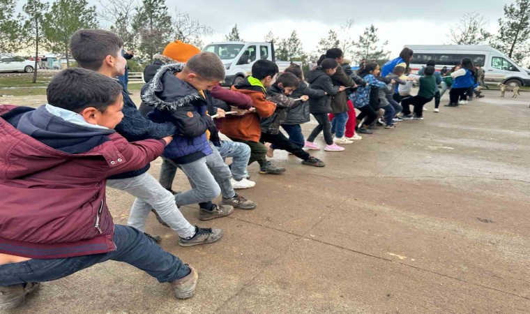 Siverekte köy öğrencilerine hamburger ikram edildi, öğrenciler doyasıya eğlendi