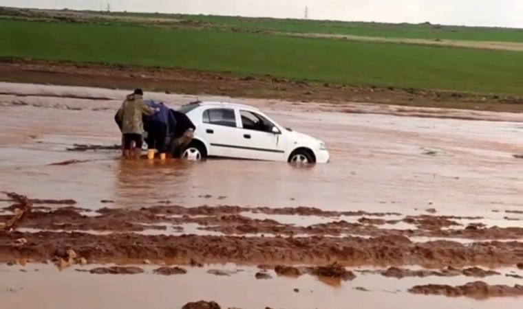 Siverekte sele kapılan otomobil kepçe yardımıyla kurtarıldı