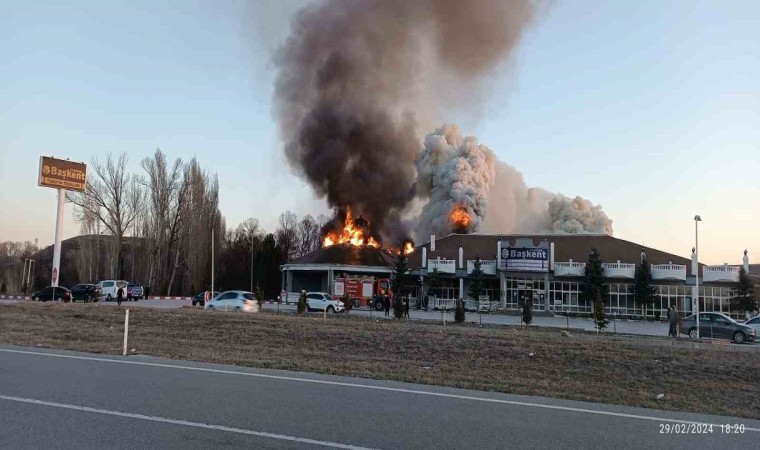 Sorgunda dinlenme tesisi alev alev yandı