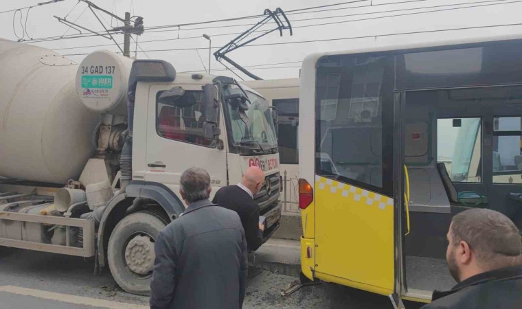 Sultangazide faciadan dönüldü: Beton mikseri İETT otobüsüne çarptı, 4 kişi yaralandı