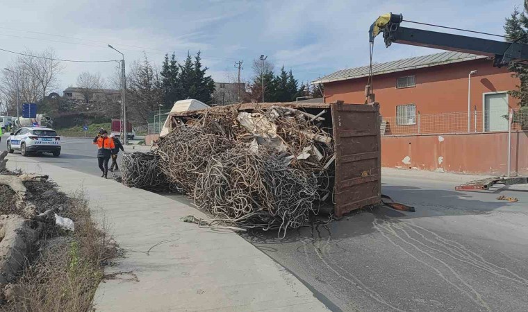 Sultangazide tır devrilerek yan yattı: Tonlarca ağırlıktaki hurda demir yola döküldü