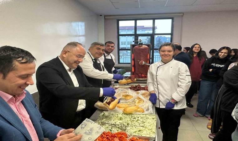 Sünnetci, öğrencilere döner ikram etti