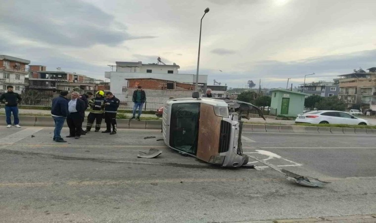 Sürücüsünün direksiyon hakimiyetini kaybettiği araç yan yattı