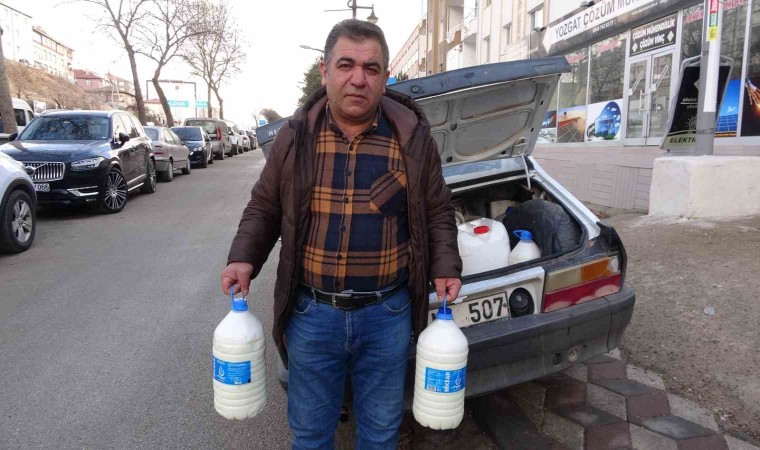 Süt fiyatlarını müşterilerinin maaş zam oranlarına göre belirliyor