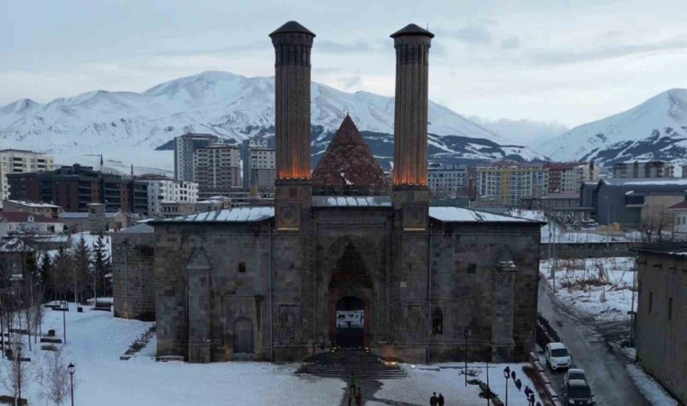 Tarihçi, yazar, rehber Talha Uğurluel: “Muhiddin Pervânenin Gürcü Hatuna yaptırdığı isimsiz Kümbet, Erzurum Hatuniye Medresesi”